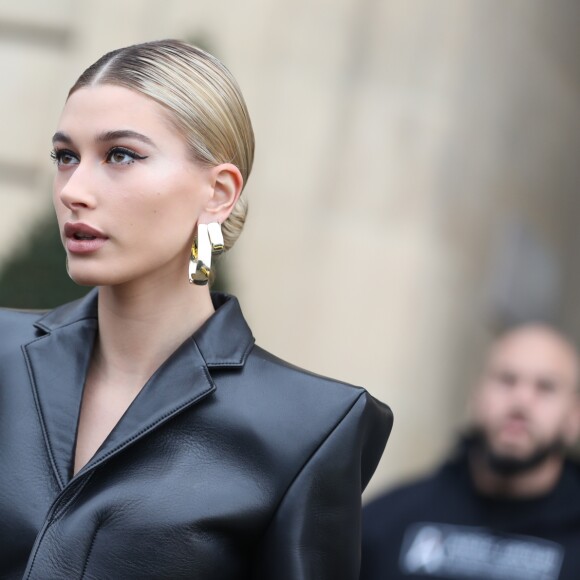 Semi-exclusif - Hailey Baldwin Bieber à la sortie de l'hôtel de Crillon lors de la Fashion Week de Paris, France, le 3 mars 2019.  Semi-Exclusive - Hailey Baldwin Bieber is seen leaving the Crillon Hotel during the Paris Fashion Week, on March 3, 2019.03/03/2019 - Paris