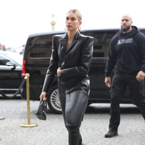 Hailey Baldwin Bieber arrive à l'hôtel de Crillon lors de la Fashion Week de Paris, France, le 3 mars 2019.  Hailey Baldwin Bieber is seen arriving at the Crillon Hotel during the Paris Fashion Week, on March 3, 2019.03/03/2019 - Paris