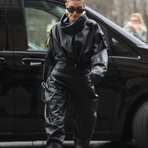 Hailey Baldwin Bieber arrive à l'hôtel de Crillon lors de la Fashion Week de Paris, France, le 3 mars 2019.  Hailey Baldwin Bieber is seen arriving Crillon during the Paris Fashion Week, on March 3, 2019.03/03/2019 - Paris