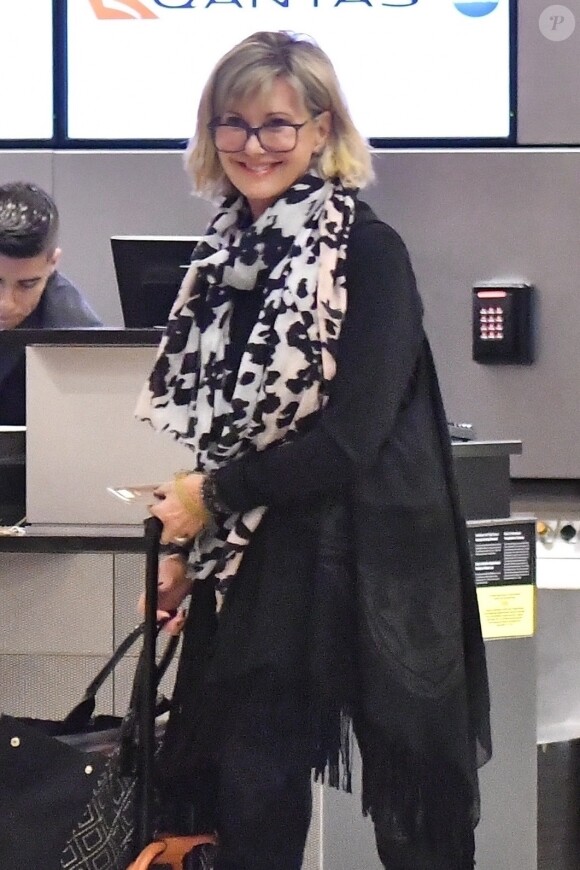 Exclusif - Olivia Newton-John arrive à l'aéroport de LAX à Los Angeles pour prendre l'avion, le 26 avril 2018