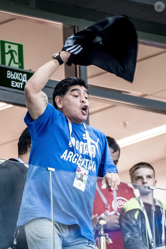 Diego Maradona s'agite en tribune lors du match Argentine - Croatie (0-3) pendant la coupe du monde 2018 de football à Novgorod le 21 juin 2018.