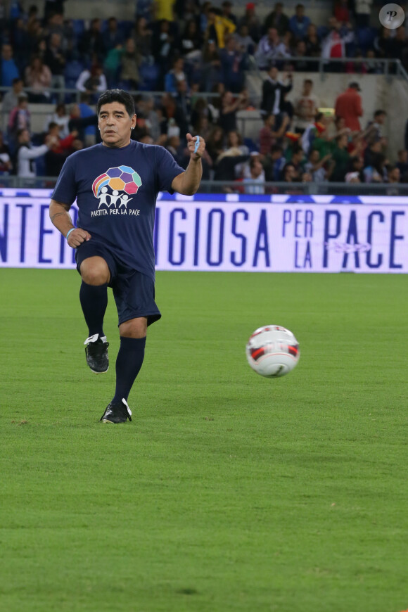 Diego Maradona - Match de football interreligieux pour la paix à l'initiative du pape François à Rome en Italie le 1er septembre 2014.