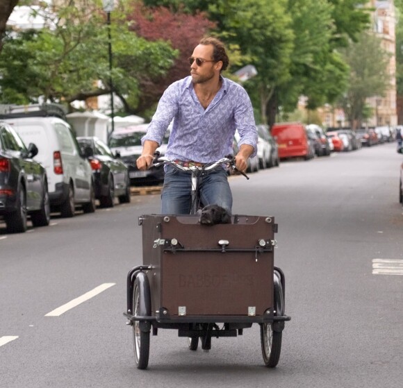 Exclusif - James Middleton et son petit chien se baladent en vélo-cargo à Londres, le 5 juin 2019.  Exclusive - Germany call for price -The Brother of Kate and Pippa, the English entrepreneur James Middleton spotted in the capital doing a few chores. Joined by his adorable dog, James treats his pup to a ride in his cargo bike riding around the streets of London. June 65h, 2019.05/06/2019 - Londres