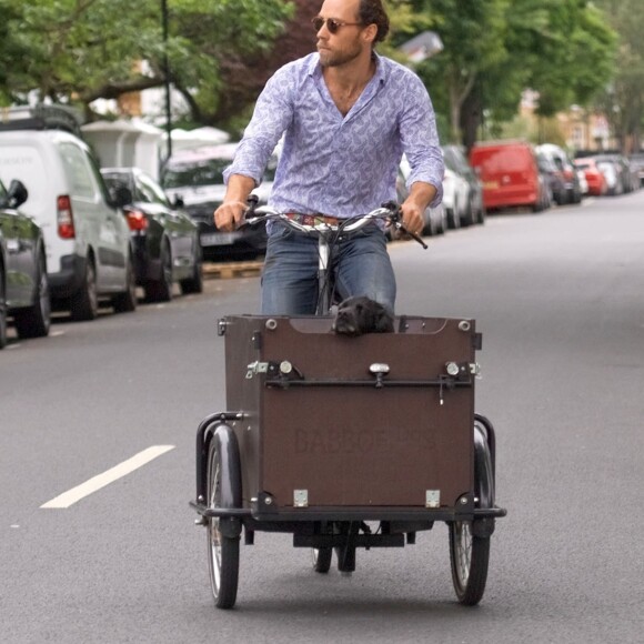 Exclusif - James Middleton et son petit chien se baladent en vélo-cargo à Londres, le 5 juin 2019.  Exclusive - Germany call for price -The Brother of Kate and Pippa, the English entrepreneur James Middleton spotted in the capital doing a few chores. Joined by his adorable dog, James treats his pup to a ride in his cargo bike riding around the streets of London. June 65h, 2019.05/06/2019 - Londres