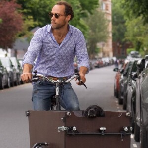 Exclusif - James Middleton et son petit chien se baladent en vélo-cargo à Londres, le 5 juin 2019.  Exclusive - Germany call for price -The Brother of Kate and Pippa, the English entrepreneur James Middleton spotted in the capital doing a few chores. Joined by his adorable dog, James treats his pup to a ride in his cargo bike riding around the streets of London. June 65h, 2019.05/06/2019 - Londres