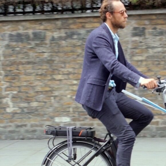 Exclusif - James Middleton fait ses courses quotidiennes sur son vélo triporteur Babboe Dog-E cargo avec ses chiens à Londres, au Royaume-Uni, le 3 juin 2019.  Exclusive - For Germany Call For Price - Kate Middleton, Duchess of Cambridge younger brother James Middleton runs his daily errands with his dogs in London, UK, on June 3rd, 2019. They seemed to enjoy the ride peering out over the side, probably doing a bit of window shopping after copying James's sisters Kate & Pippa!03/06/2019 - Londres