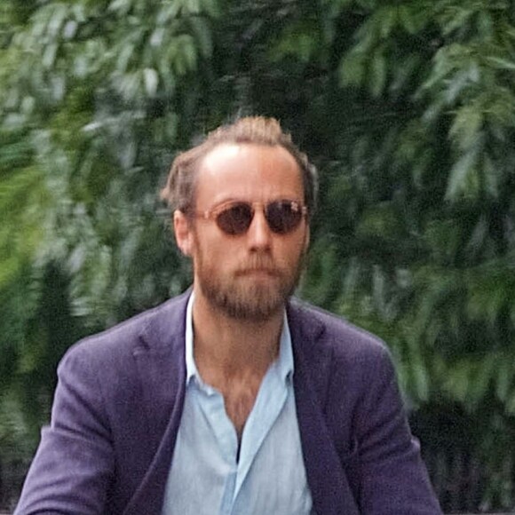 Exclusif - James Middleton fait ses courses quotidiennes sur son vélo triporteur Babboe Dog-E cargo avec ses chiens à Londres, au Royaume-Uni, le 3 juin 2019.  Exclusive - For Germany Call For Price - Kate Middleton, Duchess of Cambridge younger brother James Middleton runs his daily errands with his dogs in London, UK, on June 3rd, 2019. They seemed to enjoy the ride peering out over the side, probably doing a bit of window shopping after copying James's sisters Kate & Pippa!03/06/2019 - Londres