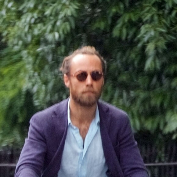 Exclusif - James Middleton fait ses courses quotidiennes sur son vélo triporteur Babboe Dog-E cargo avec ses chiens à Londres, au Royaume-Uni, le 3 juin 2019.  Exclusive - For Germany Call For Price - Kate Middleton, Duchess of Cambridge younger brother James Middleton runs his daily errands with his dogs in London, UK, on June 3rd, 2019. They seemed to enjoy the ride peering out over the side, probably doing a bit of window shopping after copying James's sisters Kate & Pippa!03/06/2019 - Londres