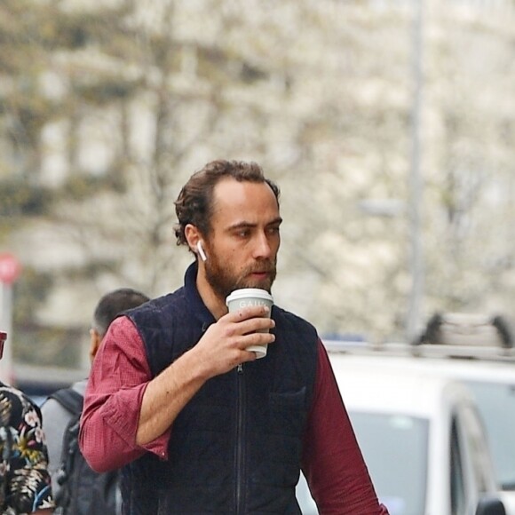 Exclusif - Who let the Dogs Out? Le frère de Kate Middleton, James Middleton équipé de ses AirPods et d'un café à emporter se promène avec ses cinq chiens à Chelsea, Londres, le 16 avril 2019. Exclusive - for Germany please call for price Who let the Dogs Out - who, Who, Who - lol - Kate Middleton's Brother James Middleton Keeps busy as he's pictured walking along the Kings Road in Chelsea walking 5 dogs! London, April 16th 2019.16/04/2019 - Londres
