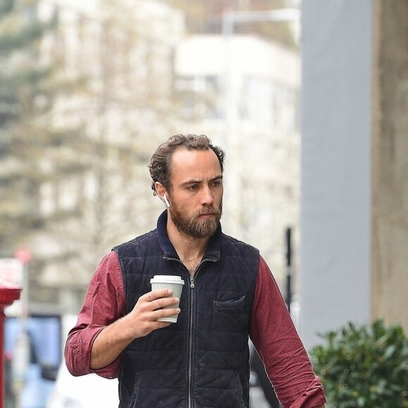 Exclusif - Who let the Dogs Out? Le frère de Kate Middleton, James Middleton équipé de ses AirPods et d'un café à emporter se promène avec ses cinq chiens à Chelsea, Londres, le 16 avril 2019. Exclusive - for Germany please call for price Who let the Dogs Out - who, Who, Who - lol - Kate Middleton's Brother James Middleton Keeps busy as he's pictured walking along the Kings Road in Chelsea walking 5 dogs! London, April 16th 2019.16/04/2019 - Londres