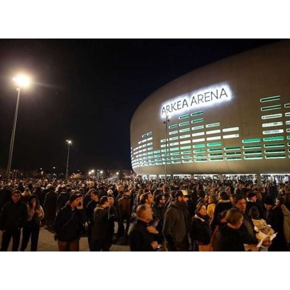 7000 fans attendent impatiemment que la chanteuse Nicki Minaj vienne se produire sur la scène de l'Arkéa Arena à Bordeaux le 9 mars 2019.