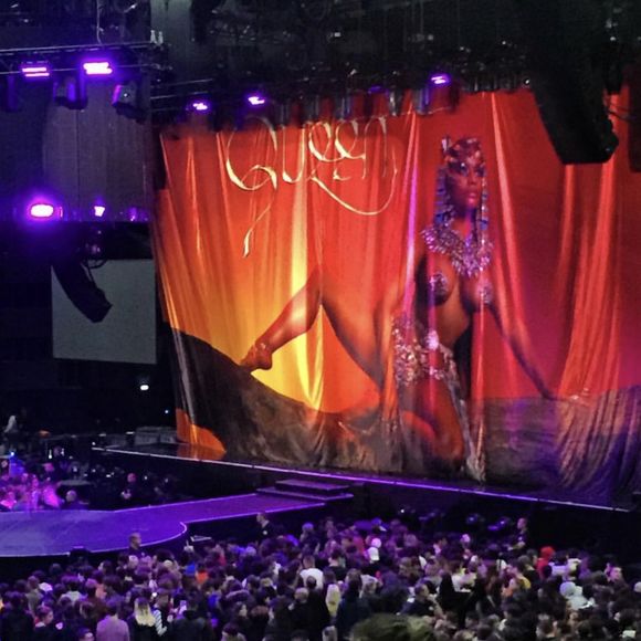 7000 fans attendent impatiemment que la chanteuse Nicki Minaj vienne se produire sur la scène de l'Arkéa Arena à Bordeaux le 9 mars 2019.