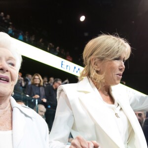 Line Renaud et Brigitte Macron - Grand meeting d'Emmanuel Macron, candidat d'En Marche! à l'élection présidentielle 2017, à l'AccorHotels Arena de Paris, le lundi 17 avril 2017. © Cyril Moreau/Bestimage