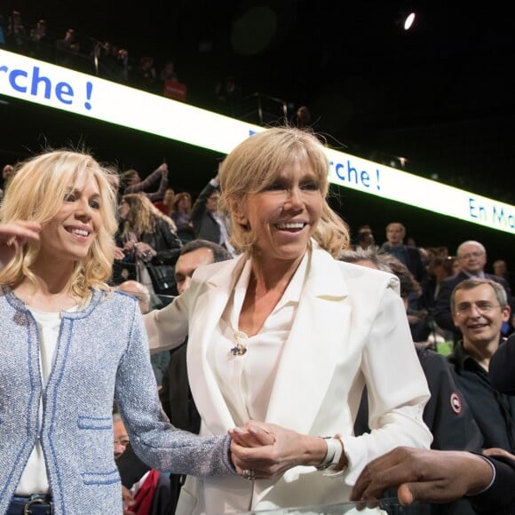 Line Renaud et Brigitte Macron et Laurence Trogneux - Grand meeting d'Emmanuel Macron, candidat d'En Marche! à l'élection présidentielle 2017, à l'AccorHotels Arena de Paris, le lundi 17 avril 2017. © Cyril Moreau/Bestimage