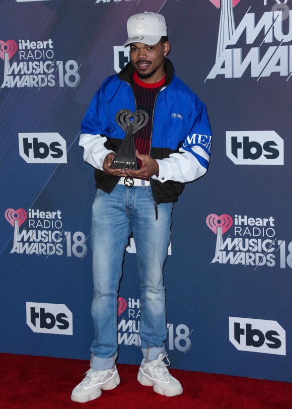 Chance The Rapper, Chancelor Jonathan Bennett - Les célébrités posent lors de la press room des "iHeartRadio Music Awards" à Inglewood le 11 mars 2018.  Guest at the 2018 iHeartRadio Music Awards Press Room, held at The Forum on March 11, 2018 in Inglewood, CA.11/03/2018 - Inglewood