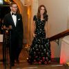 La duchesse Catherine de Cambridge (Kate Middleton), en robe Alexander McQueen, à la National Portrait Gallery en compagnie de son directeur Nicholas Cullinan lors du gala du musée "Inspiring People", le 12 mars 2019 à Londres.