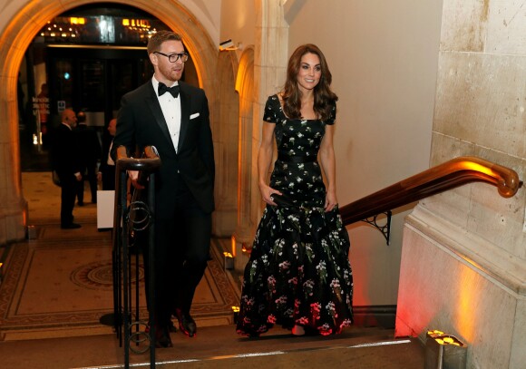 La duchesse Catherine de Cambridge (Kate Middleton), en robe Alexander McQueen, à la National Portrait Gallery en compagnie de son directeur Nicholas Cullinan lors du gala du musée "Inspiring People", le 12 mars 2019 à Londres.