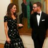 La duchesse Catherine de Cambridge (Kate Middleton), en robe Alexander McQueen, à la National Portrait Gallery en compagnie de son directeur Nicholas Cullinan lors du gala du musée "Inspiring People", le 12 mars 2019 à Londres.