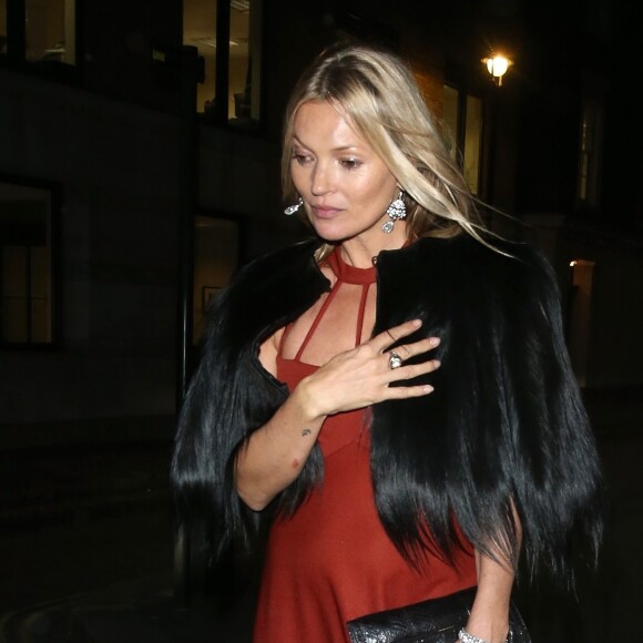 Kate Moss assistait le 12 mars 2019 à Londres au gala de bienfaisance de la National Portrait Gallery pour la rénovation du musée, événement baptisé "Inspiring People".