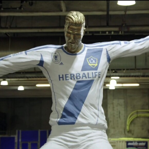 James Corden fait une blague à David Beckham avec une fausse statue dans son émission "The Late Late Show with James Corden" diffusée le 11 mars 2019.