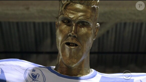 James Corden fait une blague à David Beckham avec une fausse statue dans son émission "The Late Late Show with James Corden" diffusée le 11 mars 2019.
