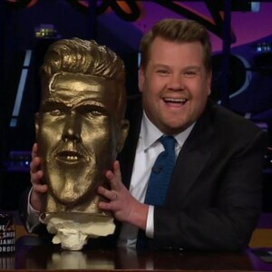 James Corden fait une blague à David Beckham avec une fausse statue dans son émission "The Late Late Show with James Corden" diffusée le 11 mars 2019.