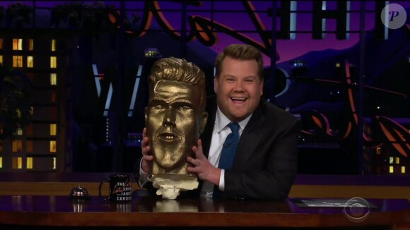 James Corden fait une blague à David Beckham avec une fausse statue dans son émission "The Late Late Show with James Corden" diffusée le 11 mars 2019.