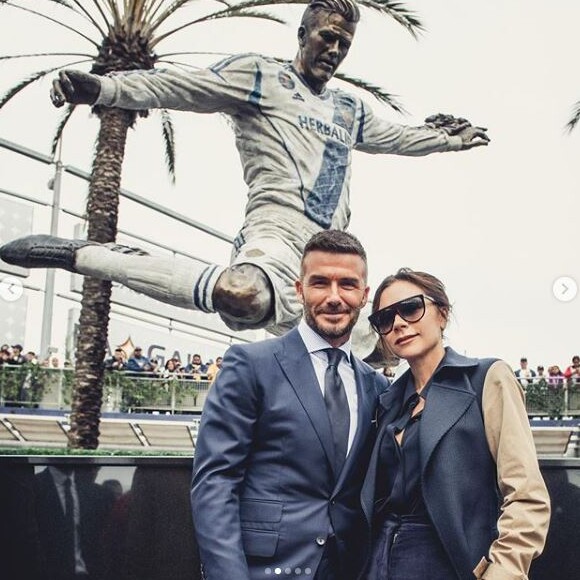 David Beckham a inauguré sa statue devant le stade du Los Angeles Galaxy le 2 mars 2019, en présence de sa femme Victoria et ses parents.