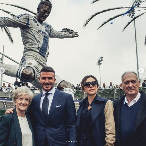David Beckham a inauguré sa statue devant le stade du Los Angeles Galaxy le 2 mars 2019, en présence de sa femme Victoria et ses parents.