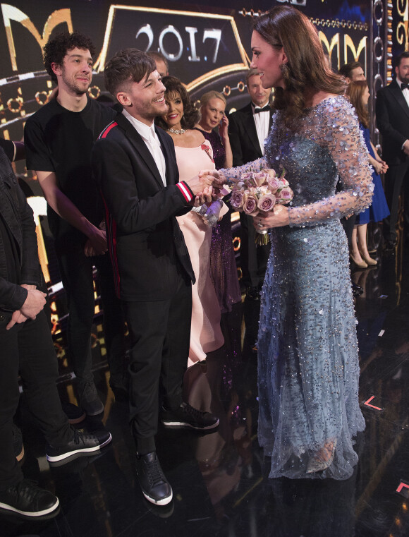 Louis Tomlinson - Le couple royal rencontre les artistes après le Spectacle - Le prince William, duc de Cambridge, et Kate Catherine Middleton (enceinte), duchesse de Cambridge assistent au spectacle "Royal Variety Performance" au théâtre Palladium de Londres le 24 novembre 2017