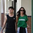 Exclusif - Louis Tomlinson et sa compagne Eleanor Calder font du shopping dans les rues de Beverly Hills. Les amoureux sortent de chez Nespresso un sac à la main, le 24 octobre 2017.