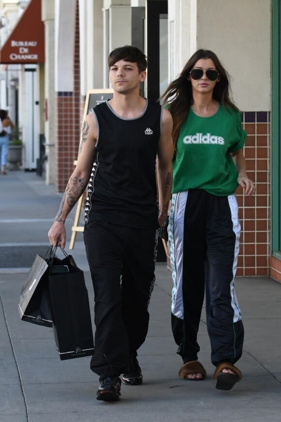 Exclusif - Louis Tomlinson et sa compagne Eleanor Calder font du shopping dans les rues de Beverly Hills. Les amoureux sortent de chez Nespresso un sac à la main, le 24 octobre 2017.