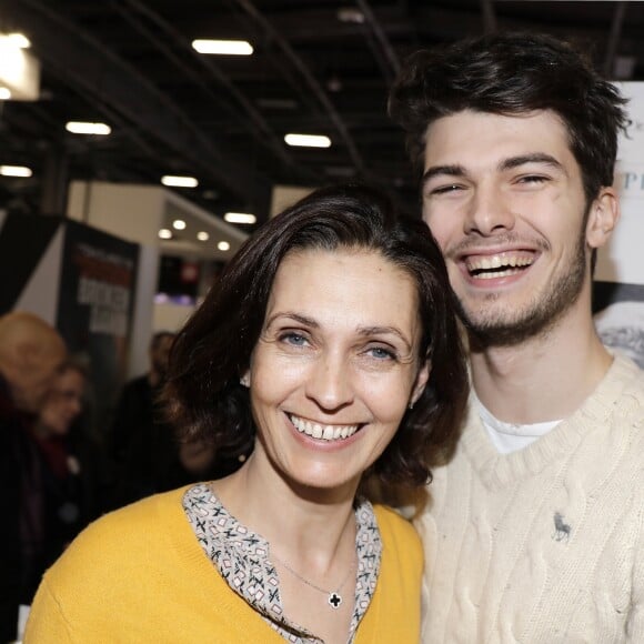 Adeline Blondieau avec son fils Aïtor - Salon du livre de Paris porte de Versailles le 14 mars 2019. © Cédric Perrin/Bestimage