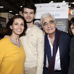 Adeline Blondieau avec son fils Aïtor et son éditeur Guy Trédaniel - Salon du livre de Paris porte de Versailles le 14 mars 2019. © Cédric Perrin/Bestimage