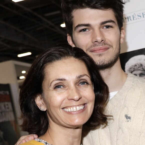 Adeline Blondieau avec son fils Aïtor - Salon du livre de Paris porte de Versailles le 14 mars 2019. © Cédric Perrin/Bestimage