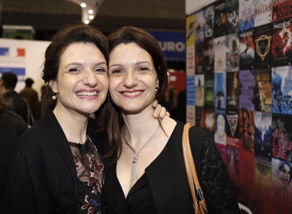 Raphaëlle Giordano et sa soeur Jumelle Stéphanie - Salon du livre de Paris porte de Versailles le 14 mars 2019. © Cédric Perrin/Bestimage