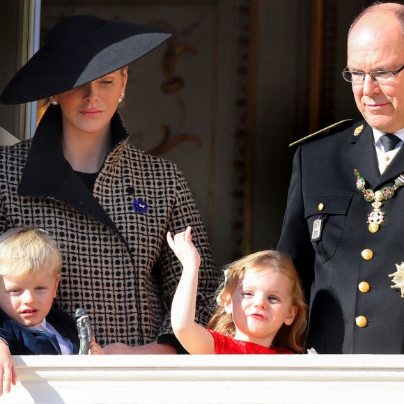 La princesse Charlene de Monaco, le prince Jacques, la princesse Gabriella, le prince Albert II de Monaco - La famille princière de Monaco au balcon du palais lors de la fête nationale monégasque, à Monaco. Le 19 novembre 2018. © Dominque Jacovides / Bestimage
