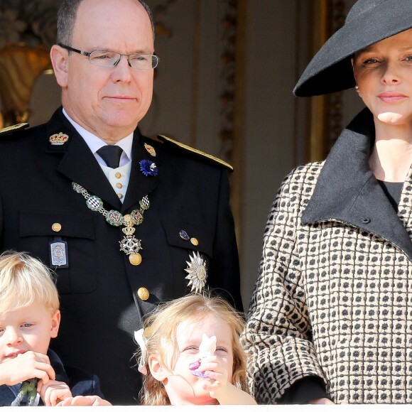 Le prince Albert II de Monaco, sa femme la princesse Charlene de Monaco et leurs enfants, la princesse Gabriella et le prince Jacques - La famille princière de Monaco au balcon du palais lors de la fête nationale monégasque, à Monaco le 19 novembre 2018. © Dominque Jacovides/Bestimage