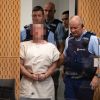Brenton Tarrant, accusé d'avoir abattu des fidèles musulmans dans une mosquée, fait le signe des Suprémacistes blanc lors de sa comparution au tribunal de Christchurch, Nouvelle Zélande le 15 mars 2019