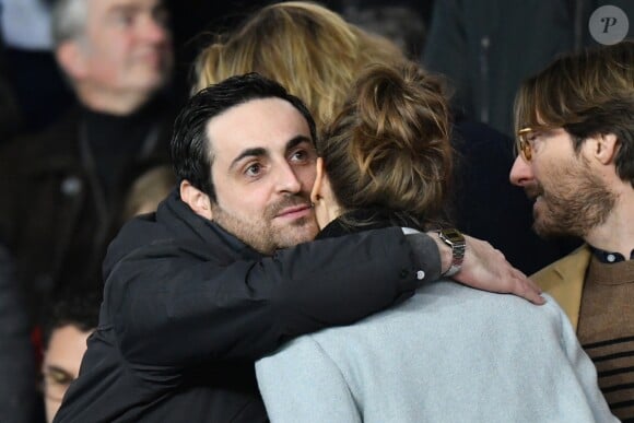 Camille Combal et Ophelie Meunier dans les tribunes du parc des Princes lors du match de football de ligue 1, opposant le Paris Saint-Germain (PSG) contre l'Olympique de Marseille (OM) à Paris, France, le 17 mars 2019. Le PSG a gagné 3-1.