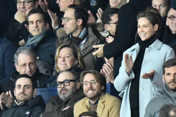 Camille Combal, Ophelie Meunier et son mari Mathieu Vergne dans les tribunes du parc des Princes lors du match de football de ligue 1, opposant le Paris Saint-Germain (PSG) contre l'Olympique de Marseille (OM) à Paris, France, le 17 mars 2019. Le PSG a gagné 3-1.