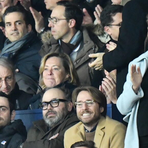 Camille Combal, Ophelie Meunier et son mari Mathieu Vergne dans les tribunes du parc des Princes lors du match de football de ligue 1, opposant le Paris Saint-Germain (PSG) contre l'Olympique de Marseille (OM) à Paris, France, le 17 mars 2019. Le PSG a gagné 3-1.