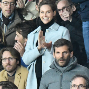 Ophelie Meunier et son mari Mathieu Vergne dans les tribunes du parc des Princes lors du match de football de ligue 1, opposant le Paris Saint-Germain (PSG) contre l'Olympique de Marseille (OM) à Paris, France, le 17 mars 2019. Le PSG a gagné 3-1.