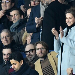 Camille Combal, Nasser Al-Khelaïfi, Président-Directeur général du PSG, Ophelie Meunier et son mari Mathieu Vergne dans les tribunes du parc des Princes lors du match de football de ligue 1, opposant le Paris Saint-Germain (PSG) contre l'Olympique de Marseille (OM) à Paris, France, le 17 mars 2019. Le PSG a gagné 3-1.