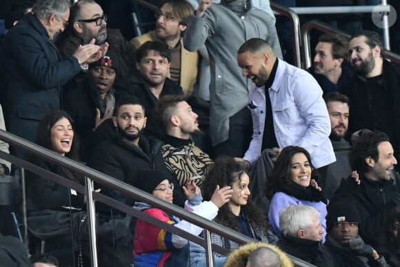 Malik Bentalha, Matt Pokora (M. Pokora), Bruno Guillon, Mathieu Vergne, Laurie Cholewa, son mari Greg Levy, Luis Fernandez et Marcel Desailly dans les tribunes du parc des Princes lors du match de football de ligue 1, opposant le Paris Saint-Germain (PSG) contre l'Olympique de Marseille (OM) à Paris, France, le 17 mars 2019. Le PSG a gagné 3-1.