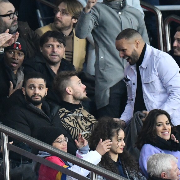 Malik Bentalha, Matt Pokora (M. Pokora), Bruno Guillon, Mathieu Vergne, Laurie Cholewa, son mari Greg Levy, Luis Fernandez et Marcel Desailly dans les tribunes du parc des Princes lors du match de football de ligue 1, opposant le Paris Saint-Germain (PSG) contre l'Olympique de Marseille (OM) à Paris, France, le 17 mars 2019. Le PSG a gagné 3-1.