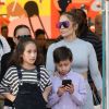 Jennifer Lopez fait du shopping avec ses enfants Emme et Maximilian et sa soeur à Miami le 16 février, 2019 16/02/2019 - Miami