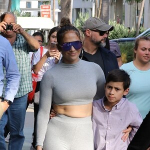 Jennifer Lopez fait du shopping avec ses enfants Emme et Maximilian et sa soeur à Miami le 16 février 2019