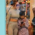 Jennifer Lopez fait du shopping avec ses enfants Emme et Maximilian et sa soeur à Miami le 16 février 2019