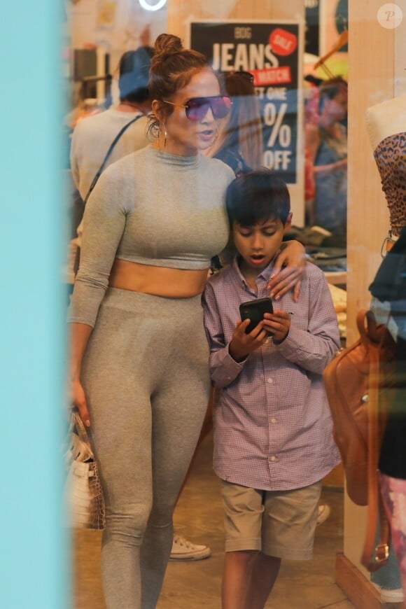 Jennifer Lopez fait du shopping avec ses enfants Emme et Maximilian et sa soeur à Miami le 16 février 2019